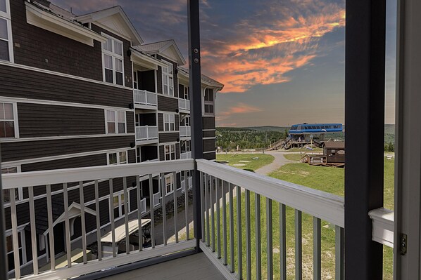 Summer in style in Mountain Lodge 302!