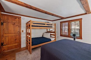 Family suite
Twin bunkbeds
Queen bed
