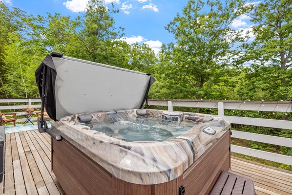 Deck jacuzzi overlooking 2.5 acres of nature's beauty