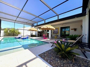 Poolbereich und überdachte Terrasse (2)