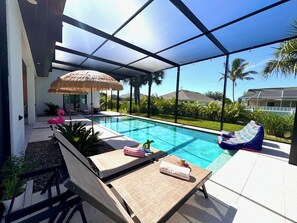 Poolbereich und überdachte Terrasse (3)