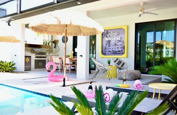 Poolbereich und überdachte Terrasse (1)