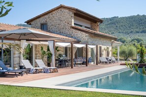 Building Exterior, Garden, Pool