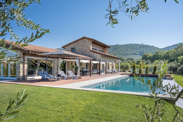 Building Exterior, Garden, Main Entrance, Pool