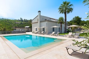 Autumn, Balcony / Terrace / Patio, Building Exterior, Garden, Outdoor, Pool, Spring, Summer