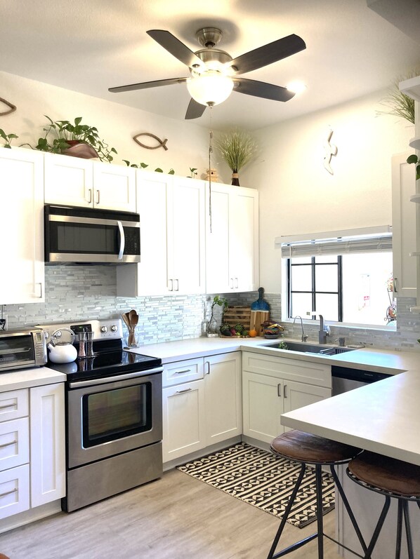 Remodeled Kitchen - Fully Equipped with new pots, pans, and knifes. 