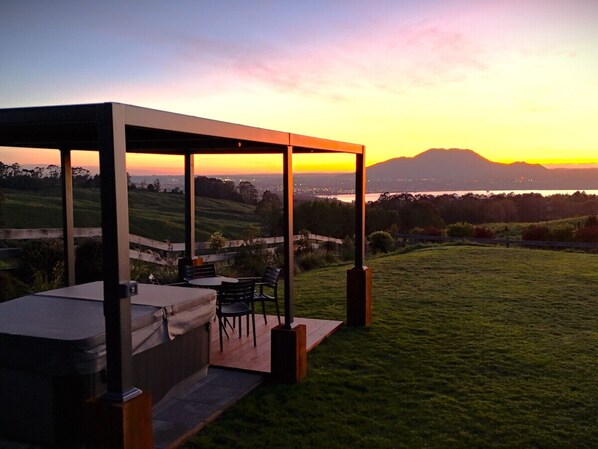 Lake Taupō Luxury Views Hot Tub