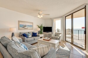 Living Room | Free WiFi | Central A/C | Electric Heat | Smart TV