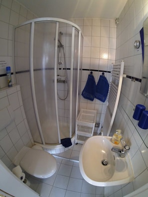 Bad mit Dusche und Wc
