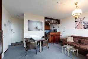 Wohnzimmer mit Esstisch und Sofa