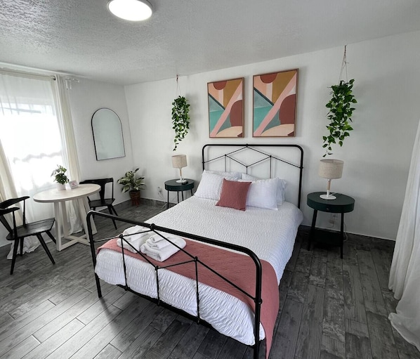 queen size bed.
