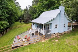 Southern Comfort - Southern Comfort - Nice yard plus a fenced yard for your fury family members.
