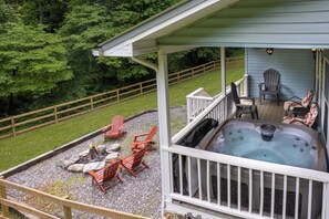 Covered Porch - Hot Tub - Fire Pit - The perfect place to make new good memories with your family and friends.