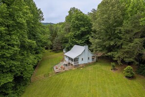 Southern Comfort - Southern Comfort - Nice yard plus a fenced yard for your fury family members.
