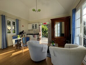 Facade/entrance,Kitchen or kitchenette,Living room