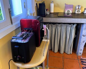 Coffee/tea facilities,Kitchen or kitchenette,Decorative detail