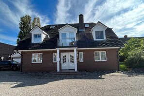 Stugans exteriör [sommar]