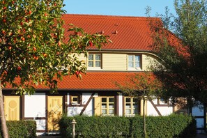 Stugans exteriör [sommar]
