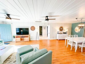 Open concept, light, bright and airy living/dining/kitchen