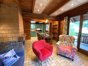 Wohnzimmer mit Kamin