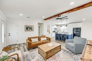 Living Room | Free WiFi | Smart TV | Central A/C & Heating