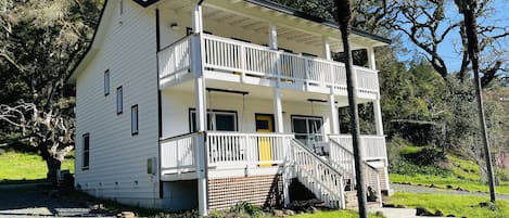 1857 Farmhouse~ Rebuilt in 2023 Hot Tub~ Wi-Fi ~ Air Conditioning ~ Game Room~