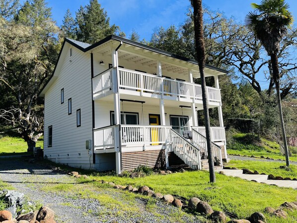 1857 Farmhouse~ Rebuilt in 2023 Hot Tub~ Wi-Fi ~ Air Conditioning ~ Game Room~