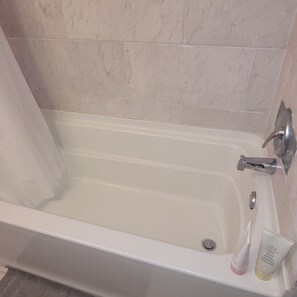 Large beautiful bathroom w/deep   tub 