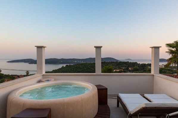 Outdoor spa tub