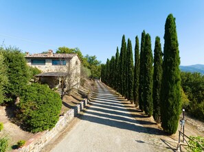 Private drive and side view of the Guest House