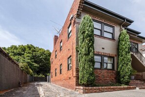 Discover a modern haven where style meets convenience, a perfect escape in the heart of Prahran and Armadale