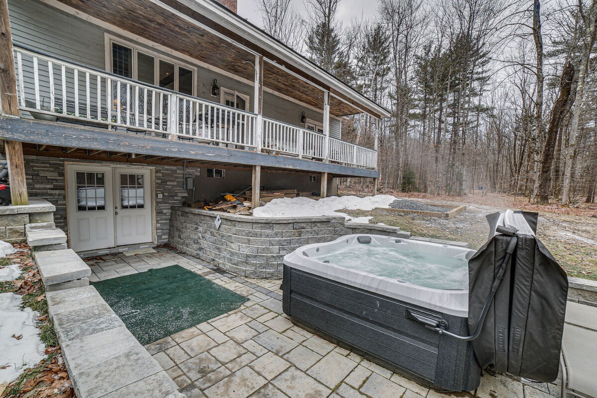 Peaceful Cavendish Retreat w/ Hot Tub & Fireplace!