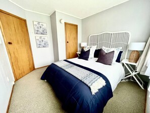 Main bedroom 1 x Queen bed
