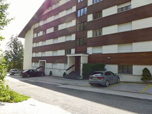 Plante, Bâtiment, Voiture, Propriété, Roue, Véhicule, Design Urbain, Quartier, Condominium