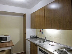Evier, Propriété, Évier, Robinet, Cabinetry, Comptoir, Bâtiment, Design Intérieur, Cuisine, Bois