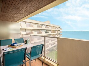Bâtiment, Meubles, Ciel, L'Eau, Bleu Azur, Nuage, Table, Bureau, Design Intérieur, Bois