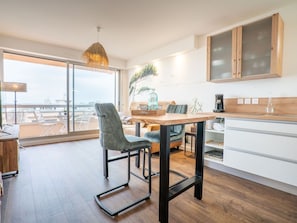 Meubles, Propriété, Cabinetry, Table, Comptoir, Chaise, Bois, Design Intérieur, Sol, Cuisine