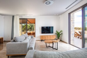 Villa Chrysalis covers 110 m2 and spreads in 3 levels.