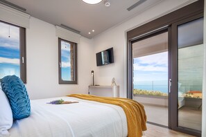 The Villa comfortably accommodes 6 guests in its 3 bedrooms and up to 7 if needed.