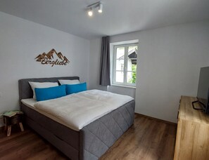 Ferienwohnung 1 mit Balkon und Bergblick-Schlafzimmer