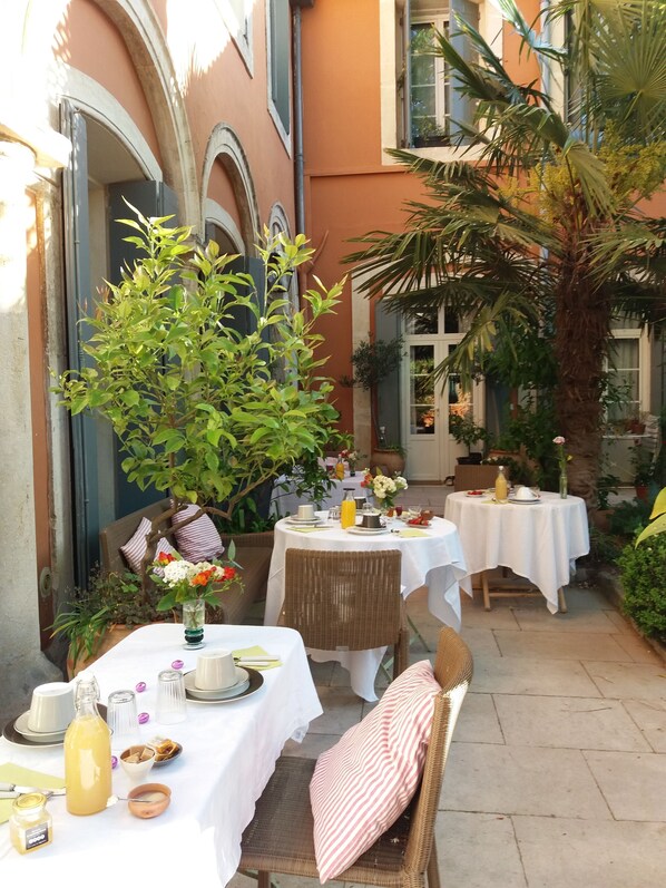 Outdoor dining