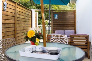 Aujourd'hui : petit-déjeuner en terrasse, au soleil