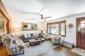 Living Room | Central A/C & Heating | Free WiFi | Smart TV