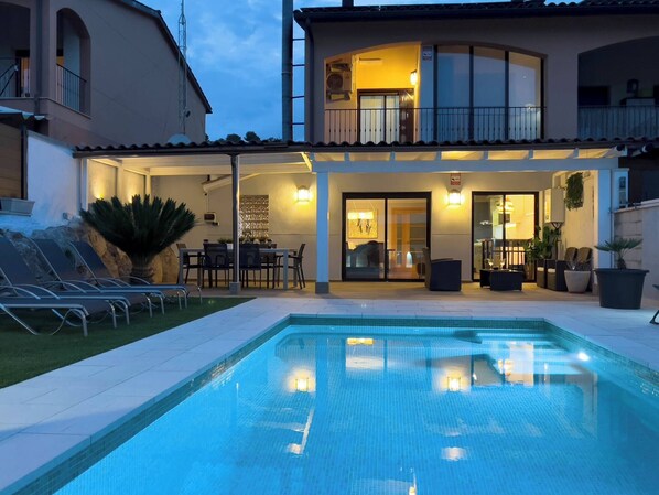 Swimming pool