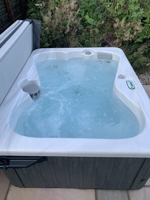 Hot tub for 4 people