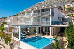 Luxury villa Holiday Residence with heated pool, jacuzzi and barbacue near the sea in Stanici - Omis