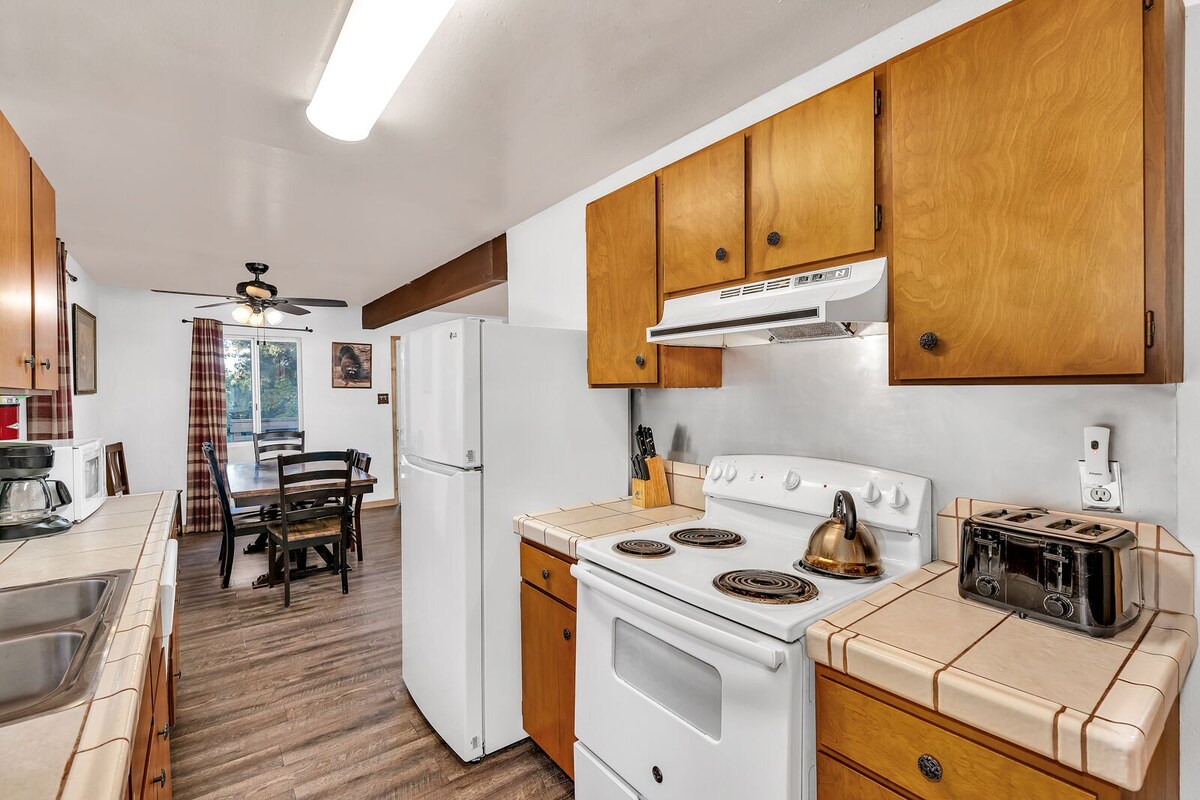 Brookside Cottage – Serene Home Right Inside Park Gates! Walk to Trails