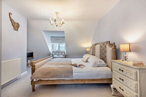 Callow Cottage Master Bedroom - StayCotswold