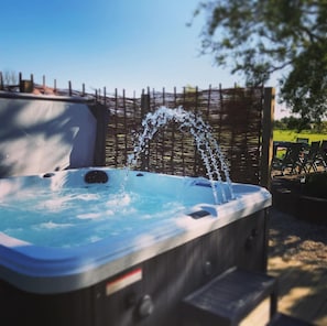 Fantastic hot tub with jets, lights and music (connect with bluetooth)