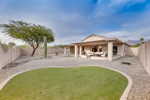 Backyard | Covered Patio | Gas Grill | Ping-Pong Table